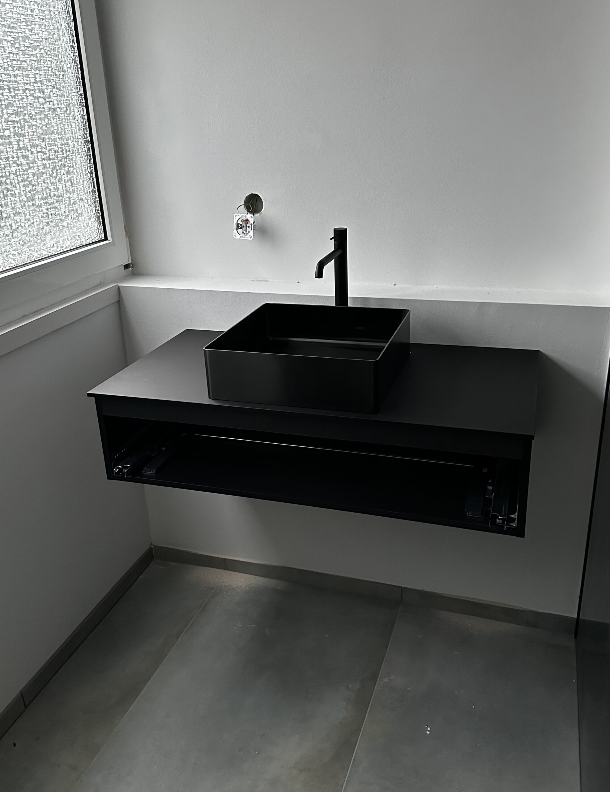 Neue Waschtischanlage im modernen Badezimmer
