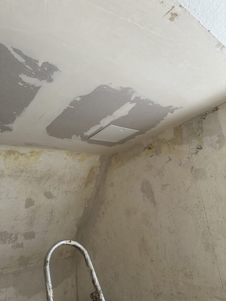 Wände und Decke für Renovierung vorbereitet